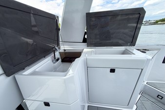 2024 Aviara AV32 Outboard 11