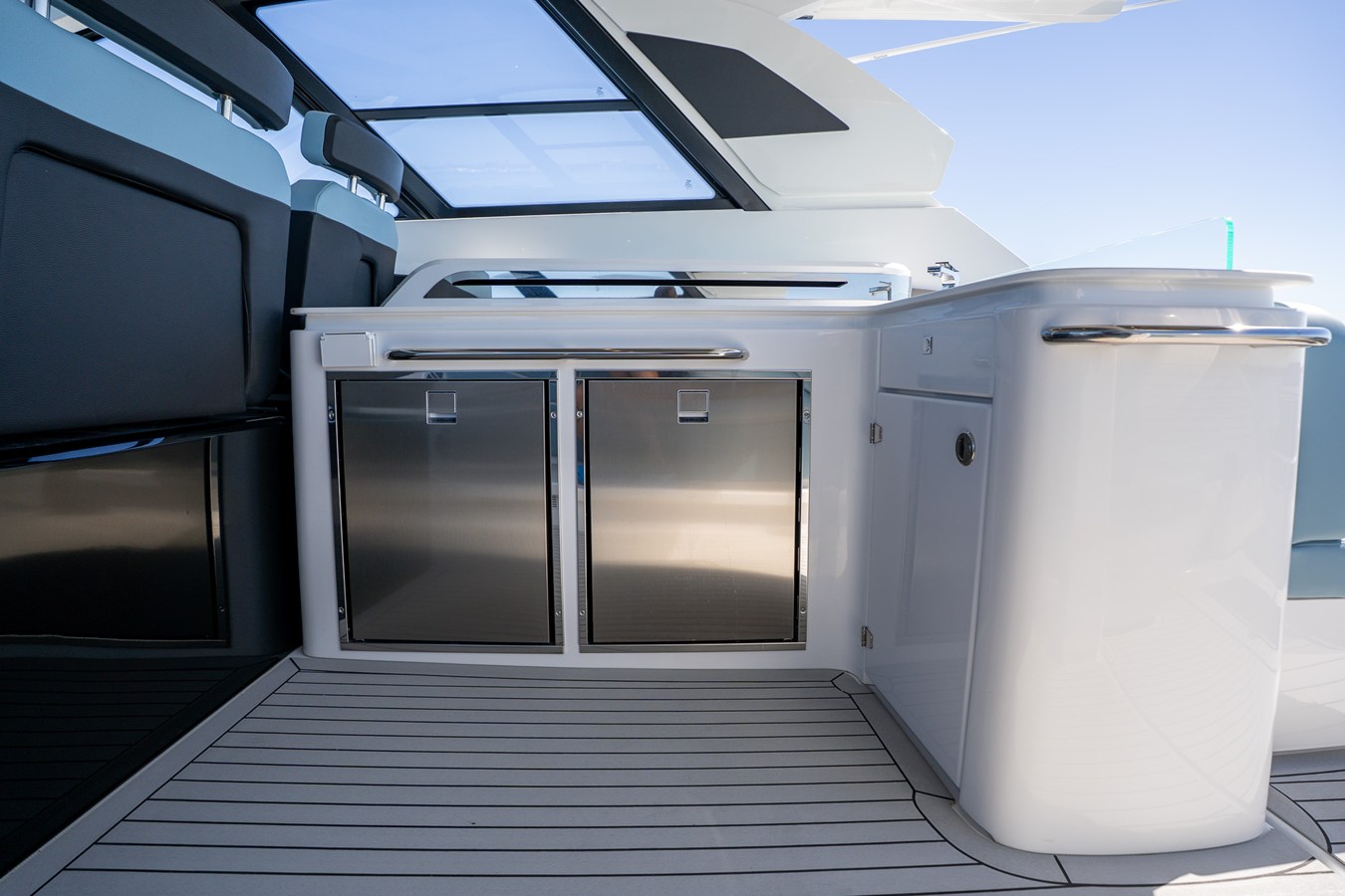 2027 Cruisers Yachts 50 GLS OB 25