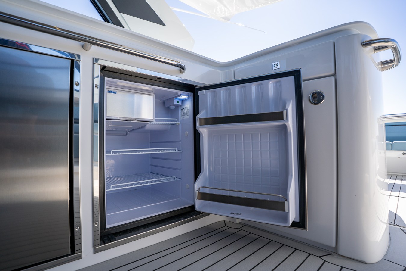 2027 Cruisers Yachts 50 GLS OB 26