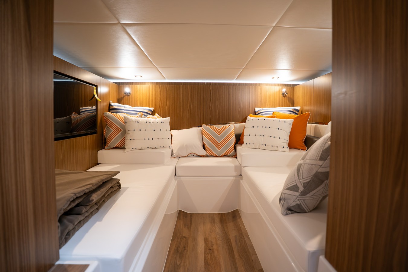2027 Cruisers Yachts 50 GLS OB 50