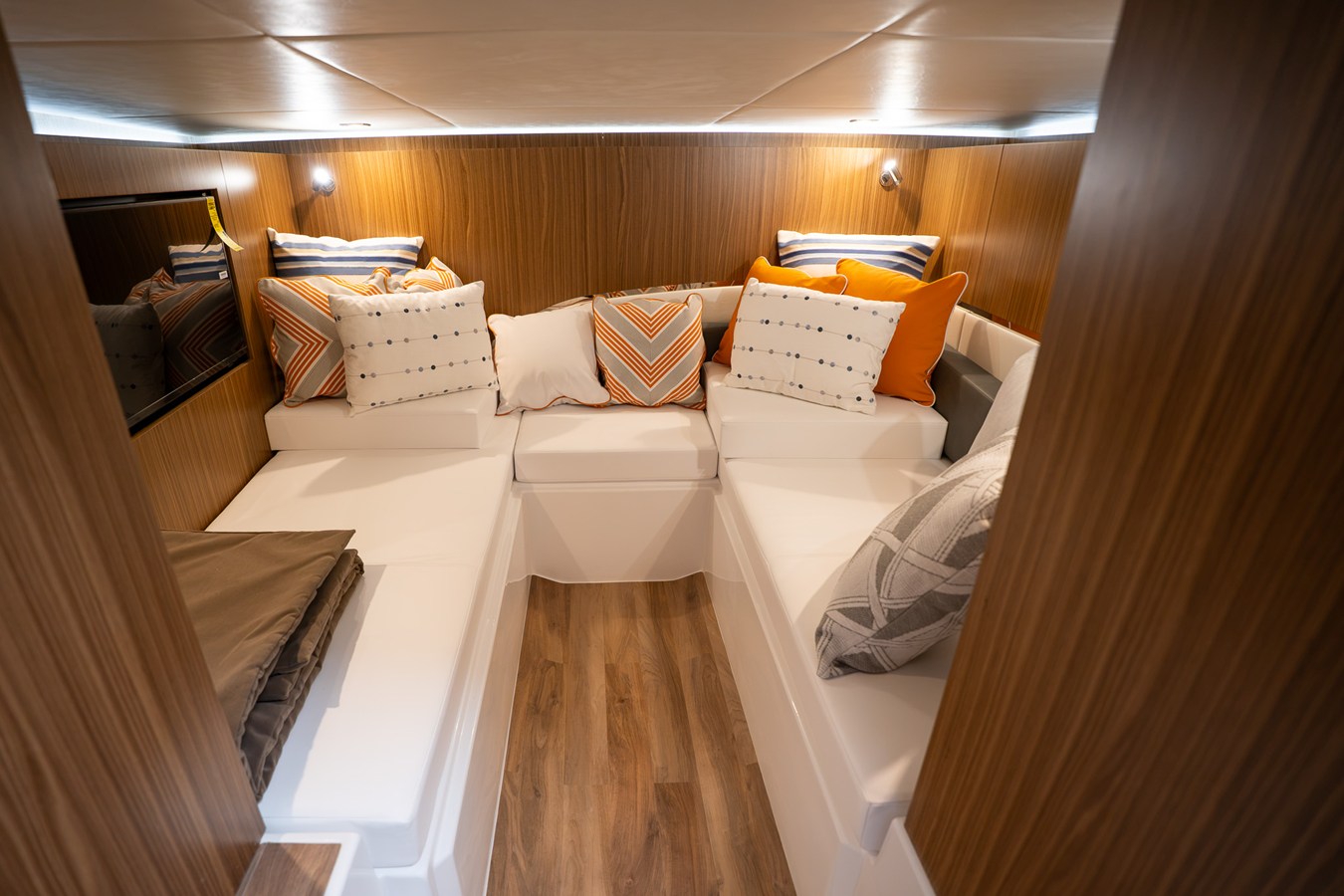 2027 Cruisers Yachts 50 GLS OB 51