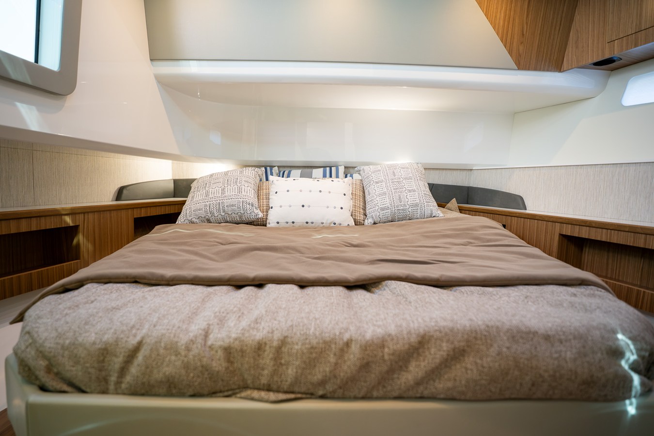 2027 Cruisers Yachts 50 GLS OB 53