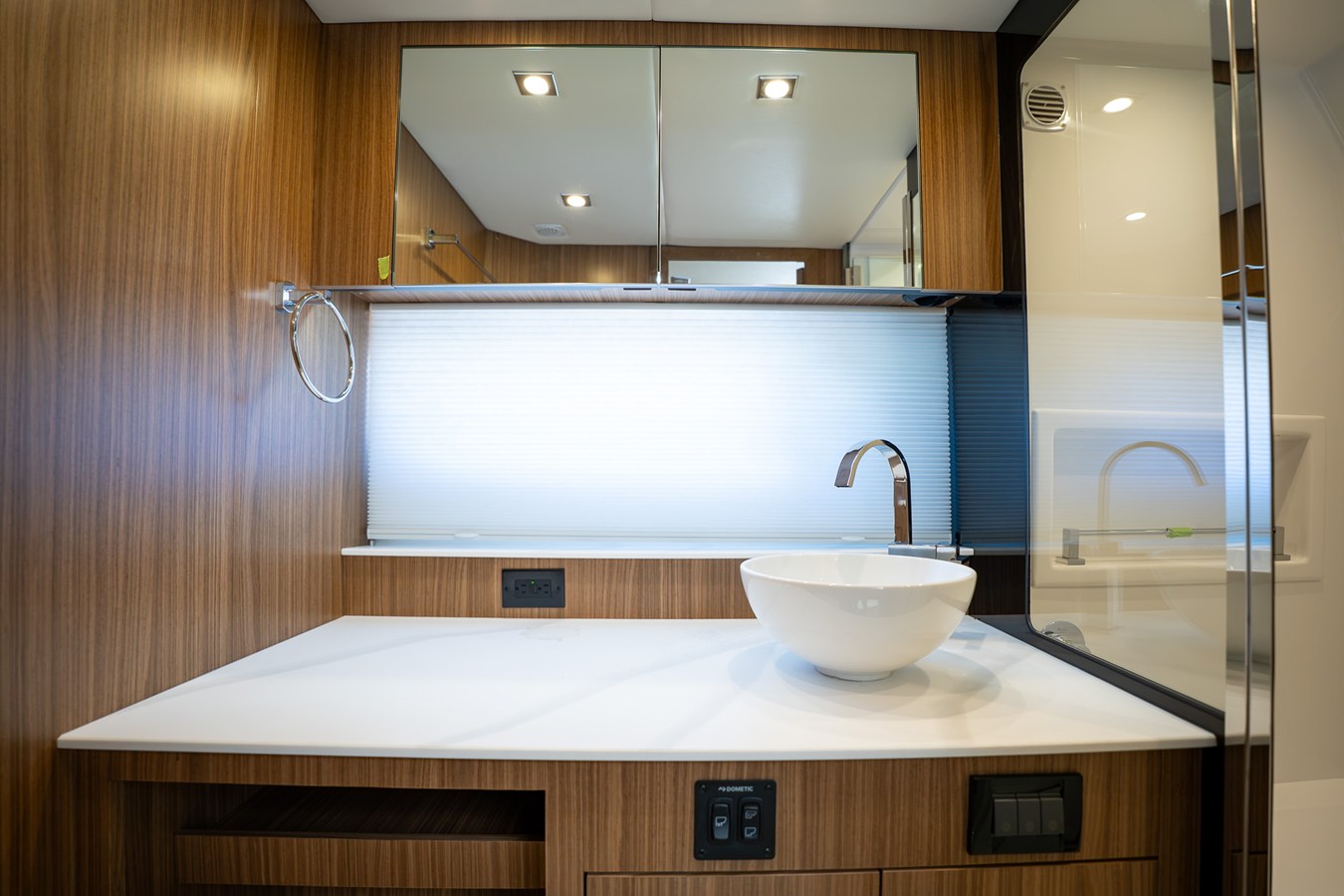 2027 Cruisers Yachts 50 GLS OB 60