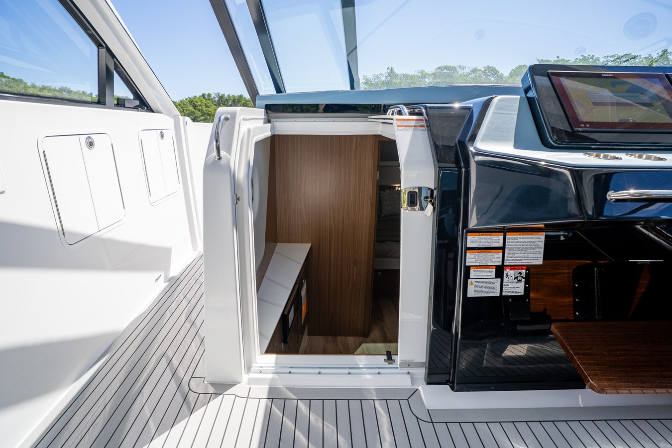 2027 Cruisers Yachts 50 GLS OB 63