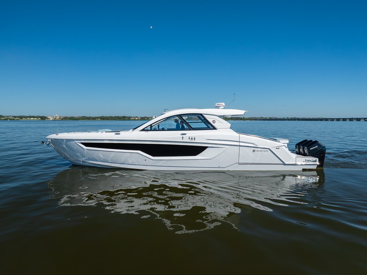 2027 Cruisers Yachts 50 GLS OB 68