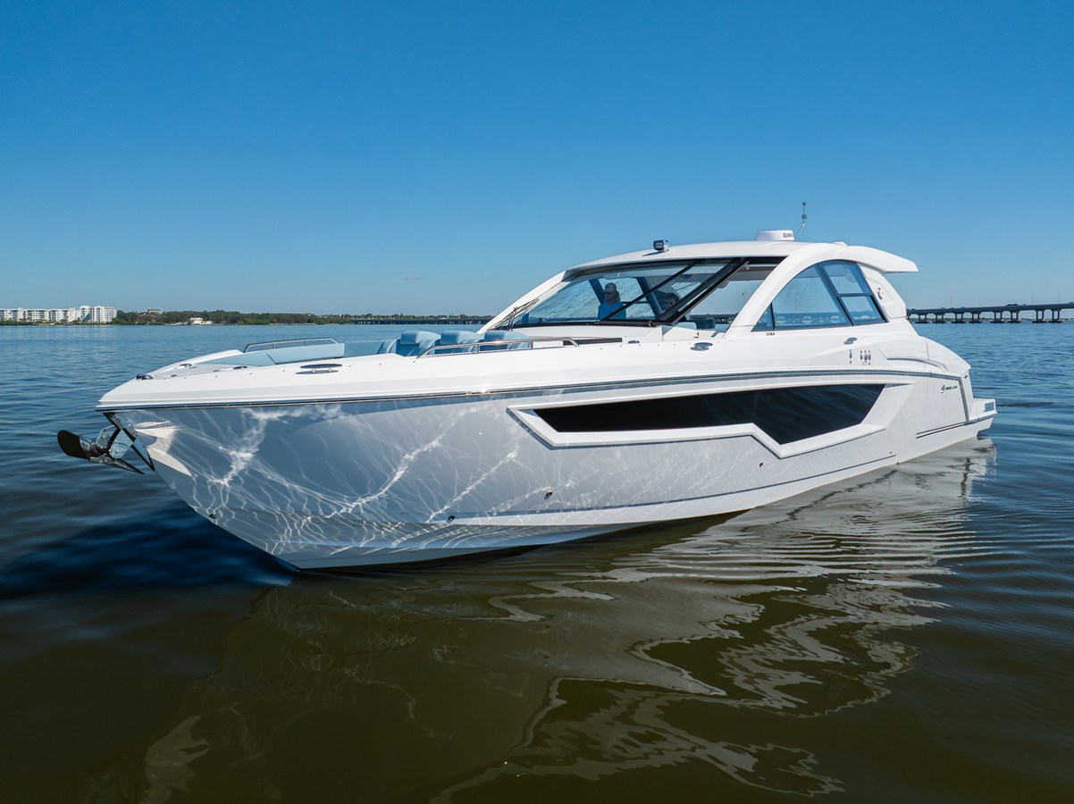 2027 Cruisers Yachts 50 GLS OB 69