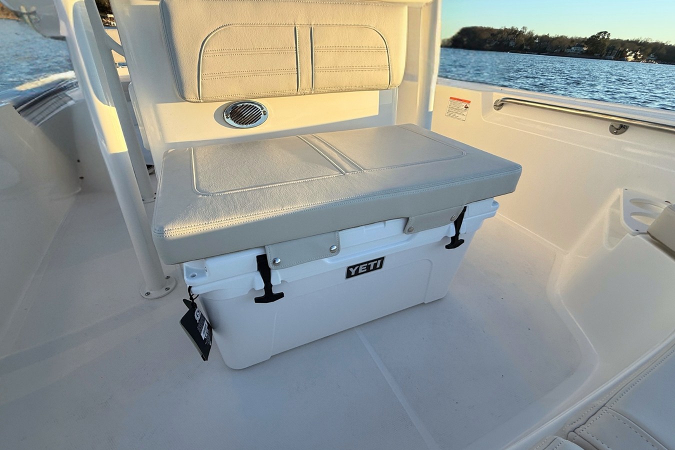 2026 Boston Whaler 190 Montauk 23