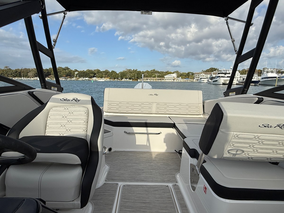 2026 Sea Ray SPX 210 Outboard 9