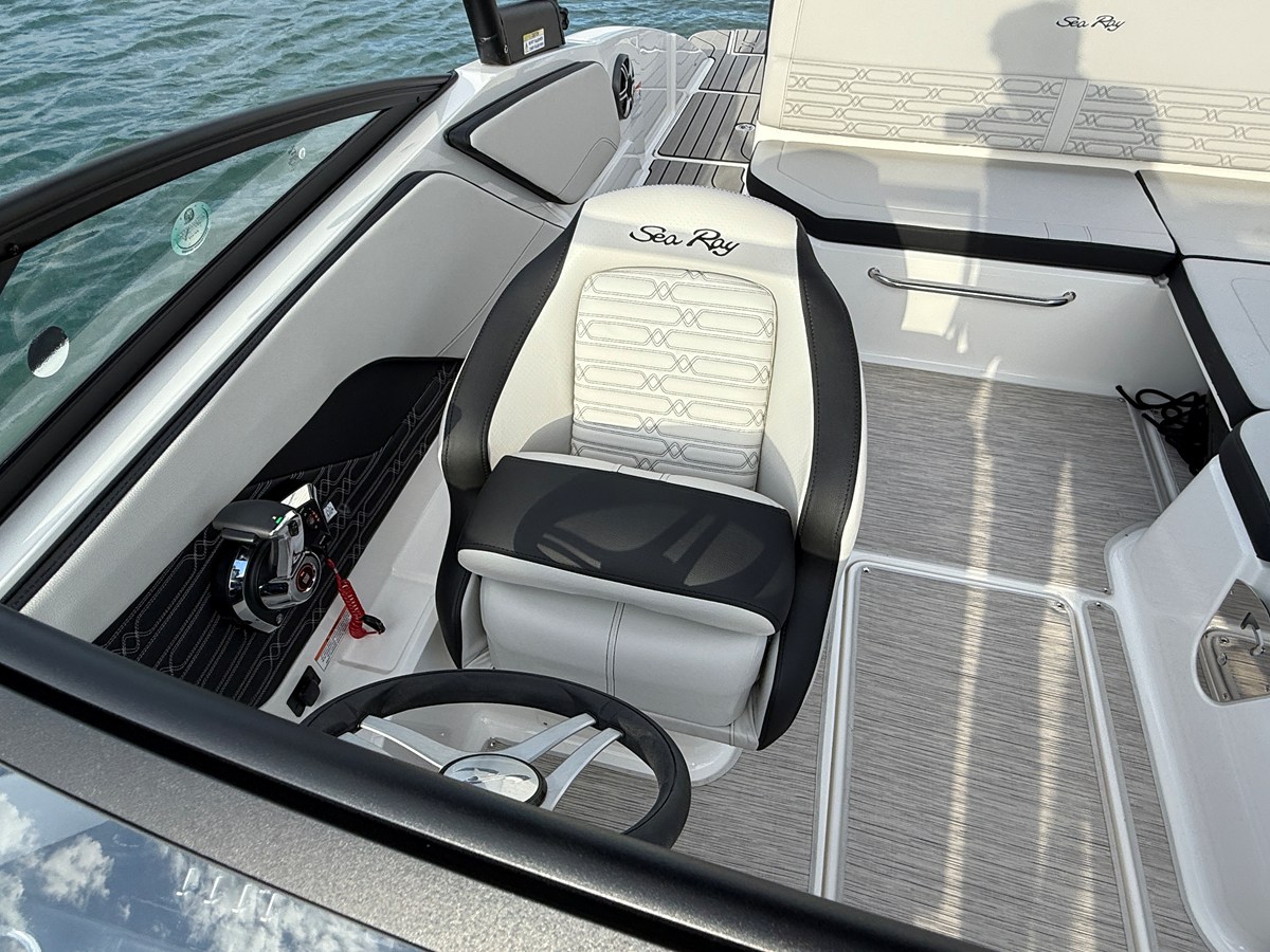 2026 Sea Ray SPX 210 Outboard 13
