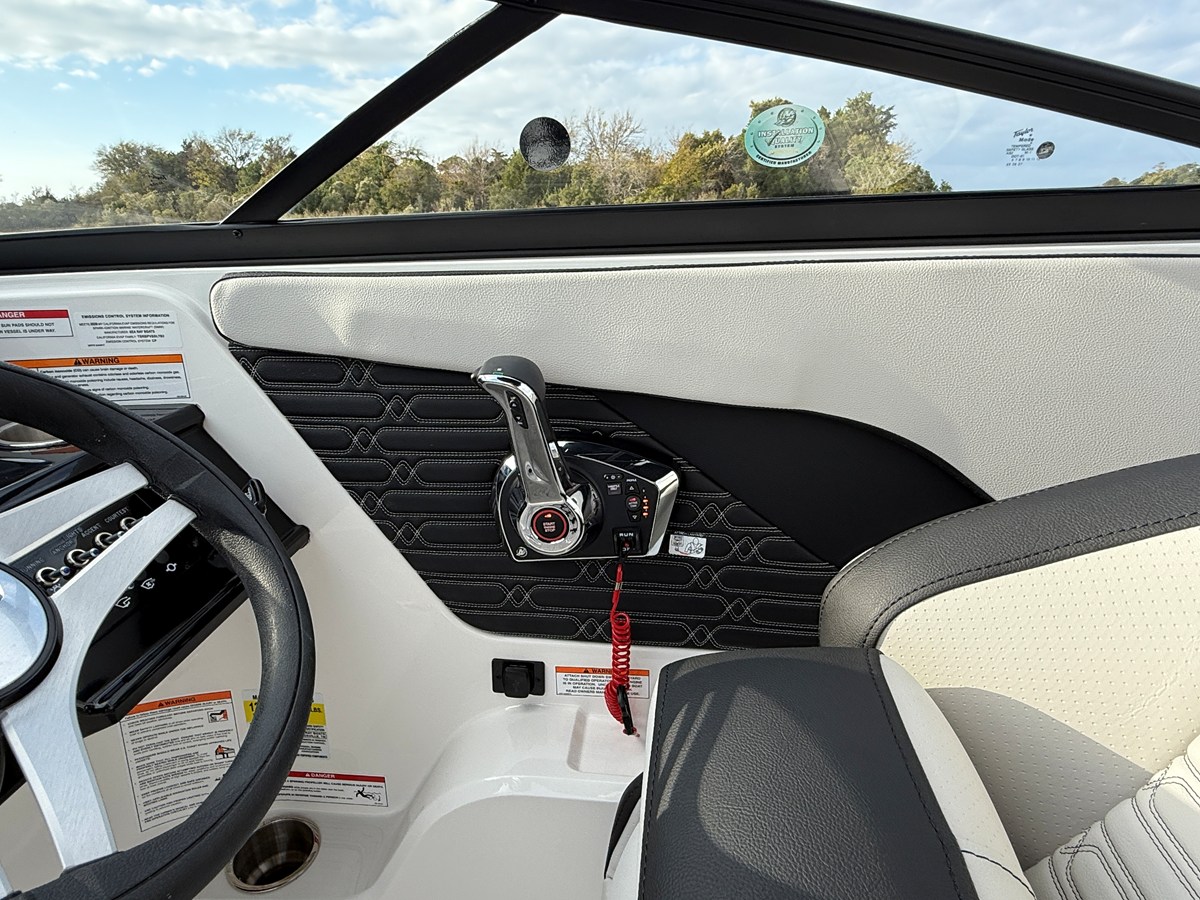 2026 Sea Ray SPX 210 Outboard 15