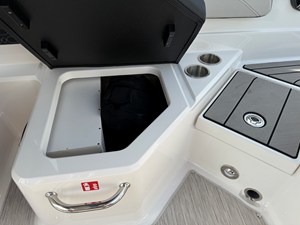 2026 Sea Ray SPX 210 Outboard 7