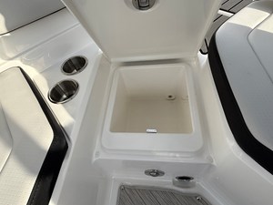 2026 Sea Ray SPX 210 Outboard 8