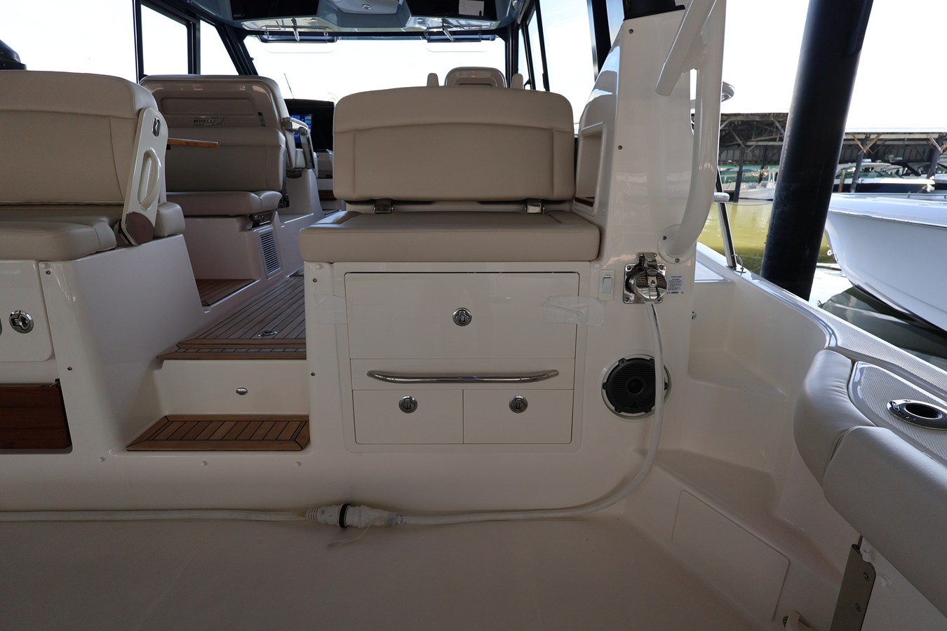 2026 Boston Whaler 405 Conquest 27