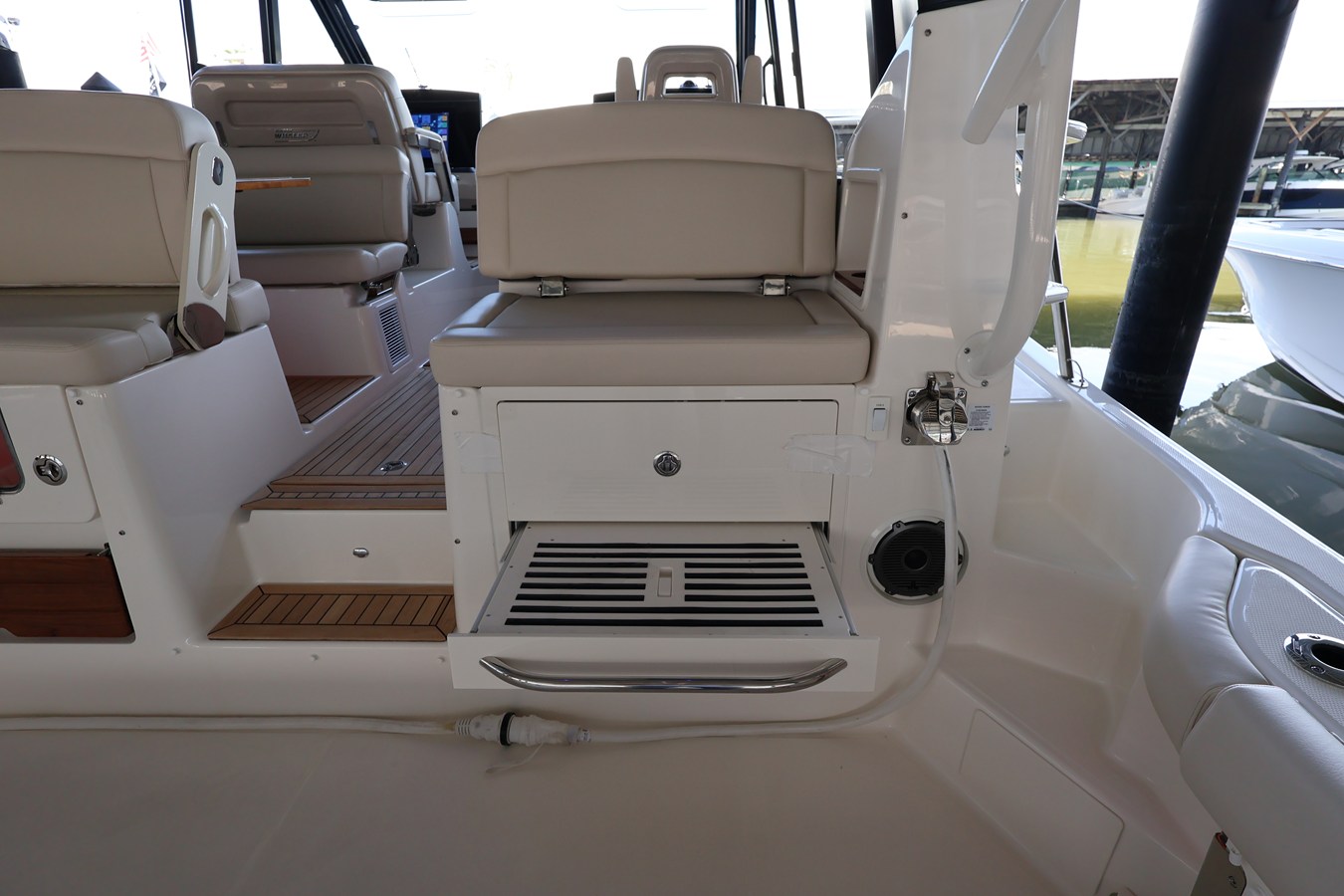 2026 Boston Whaler 405 Conquest 28