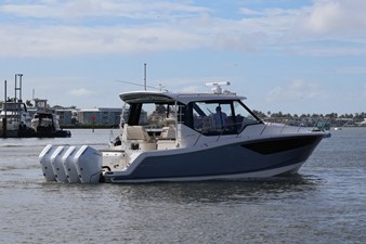 2026 Boston Whaler 405 Conquest 9