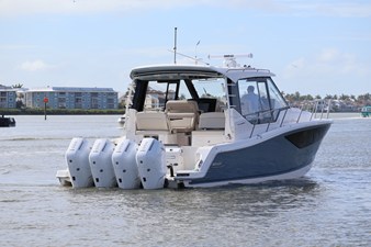 2026 Boston Whaler 405 Conquest 11