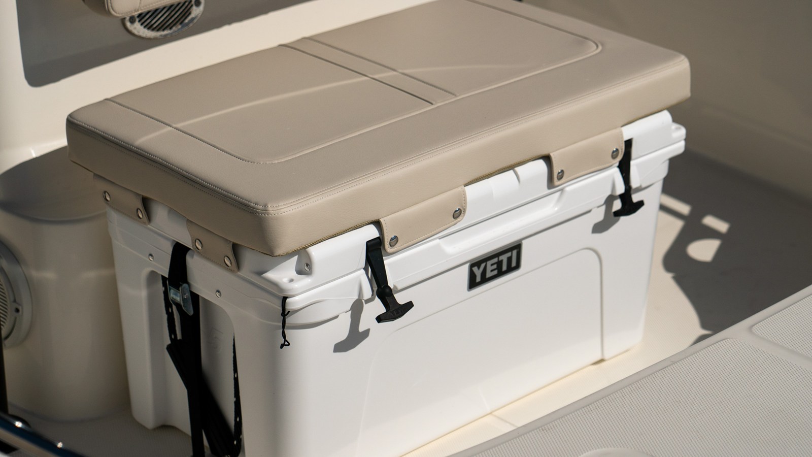 2027 Boston Whaler 190 Montauk 21