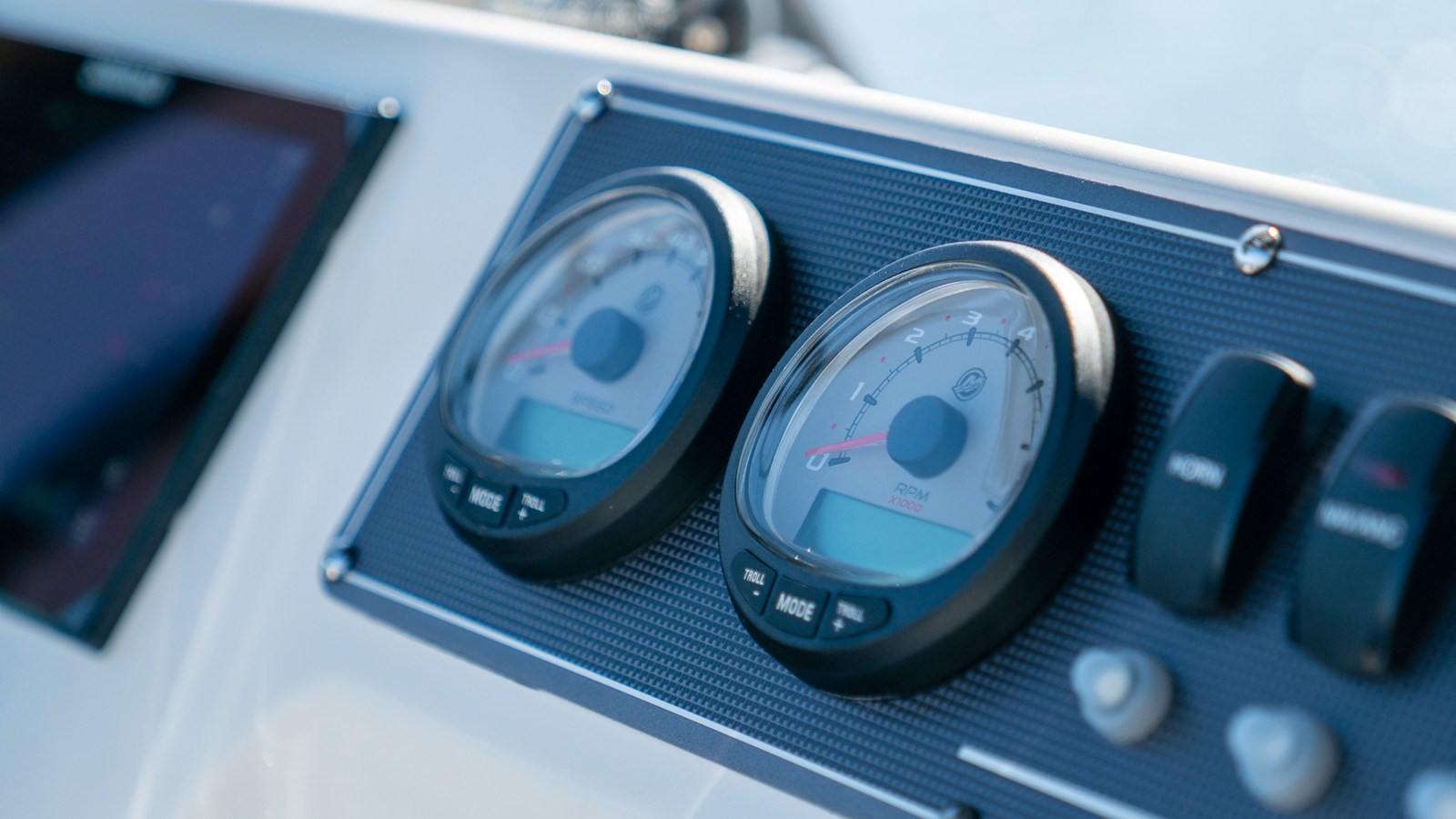 2027 Boston Whaler 190 Montauk 27