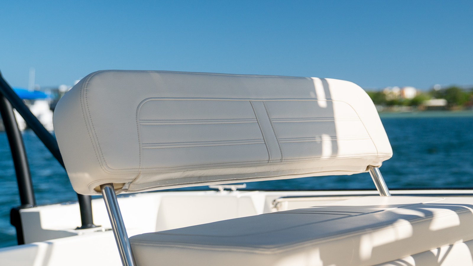 2027 Boston Whaler 190 Montauk 30