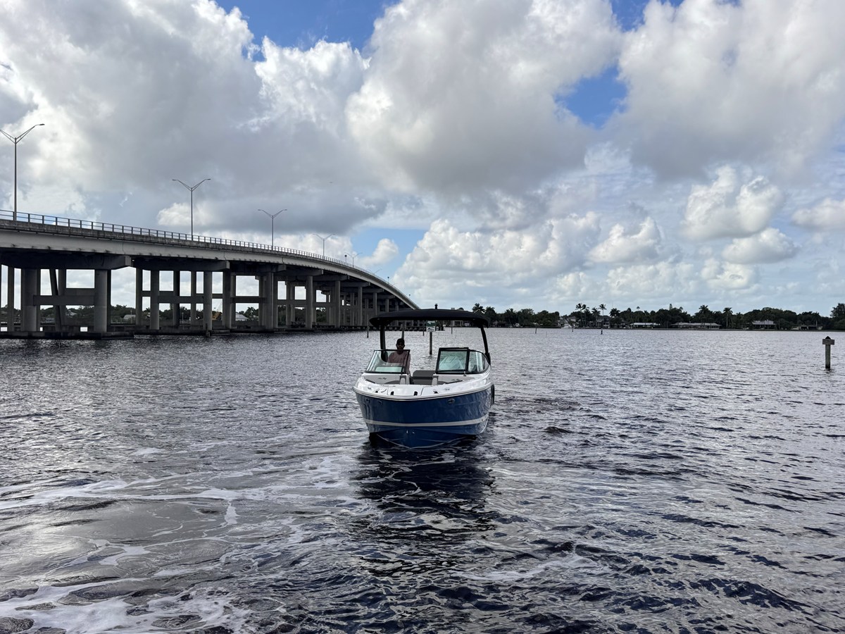 2026 Sea Ray SLX 260 Outboard 3