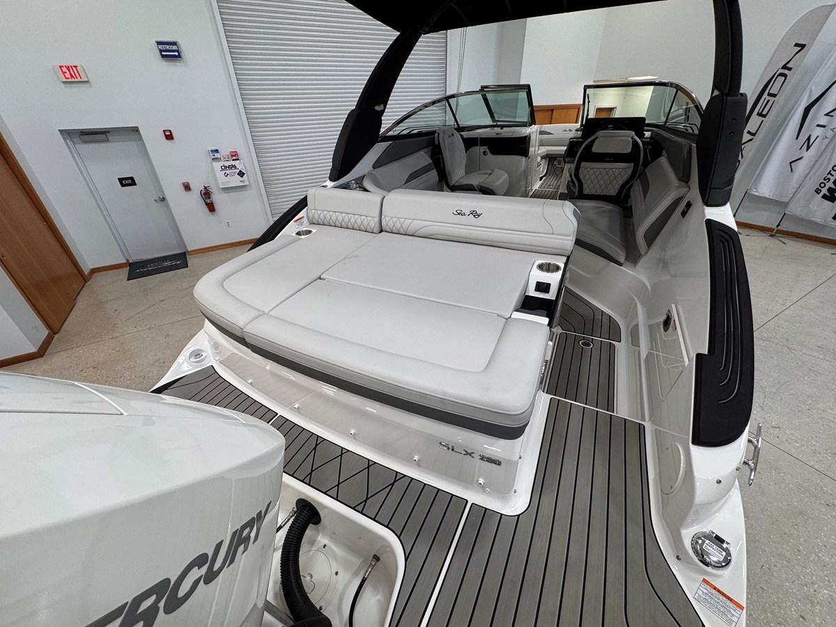 2026 Sea Ray SLX 260 Outboard 10