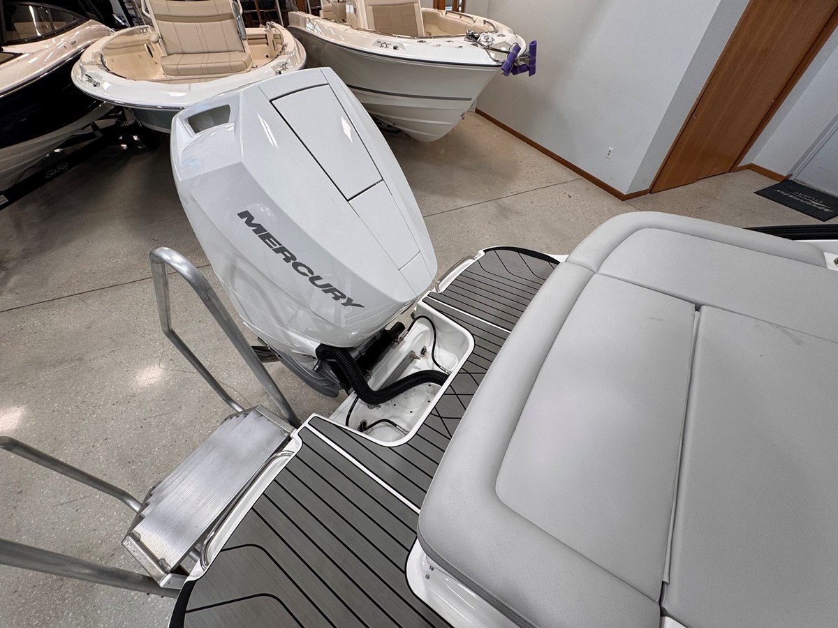 2026 Sea Ray SLX 260 Outboard 11