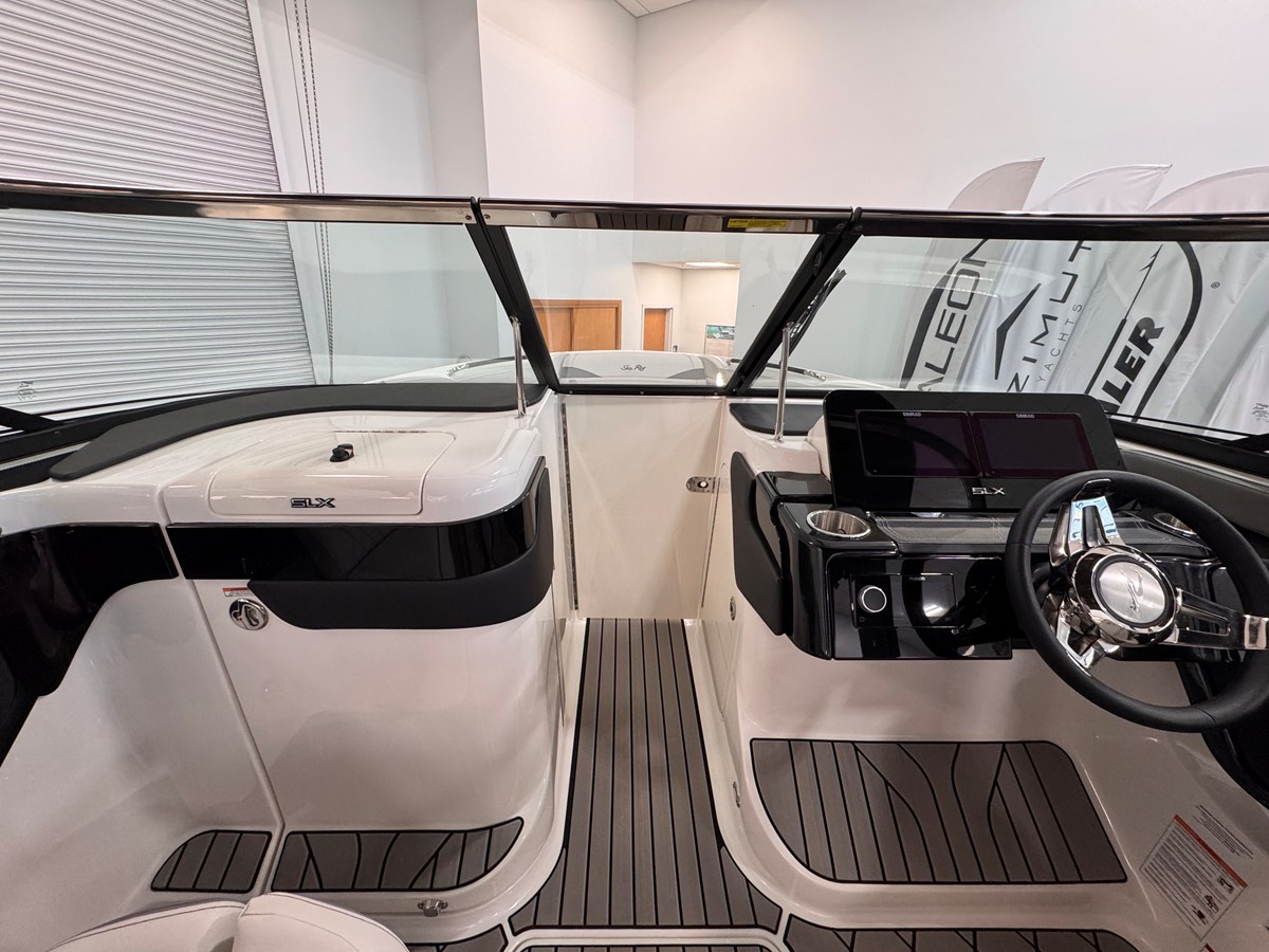 2026 Sea Ray SLX 260 Outboard 17