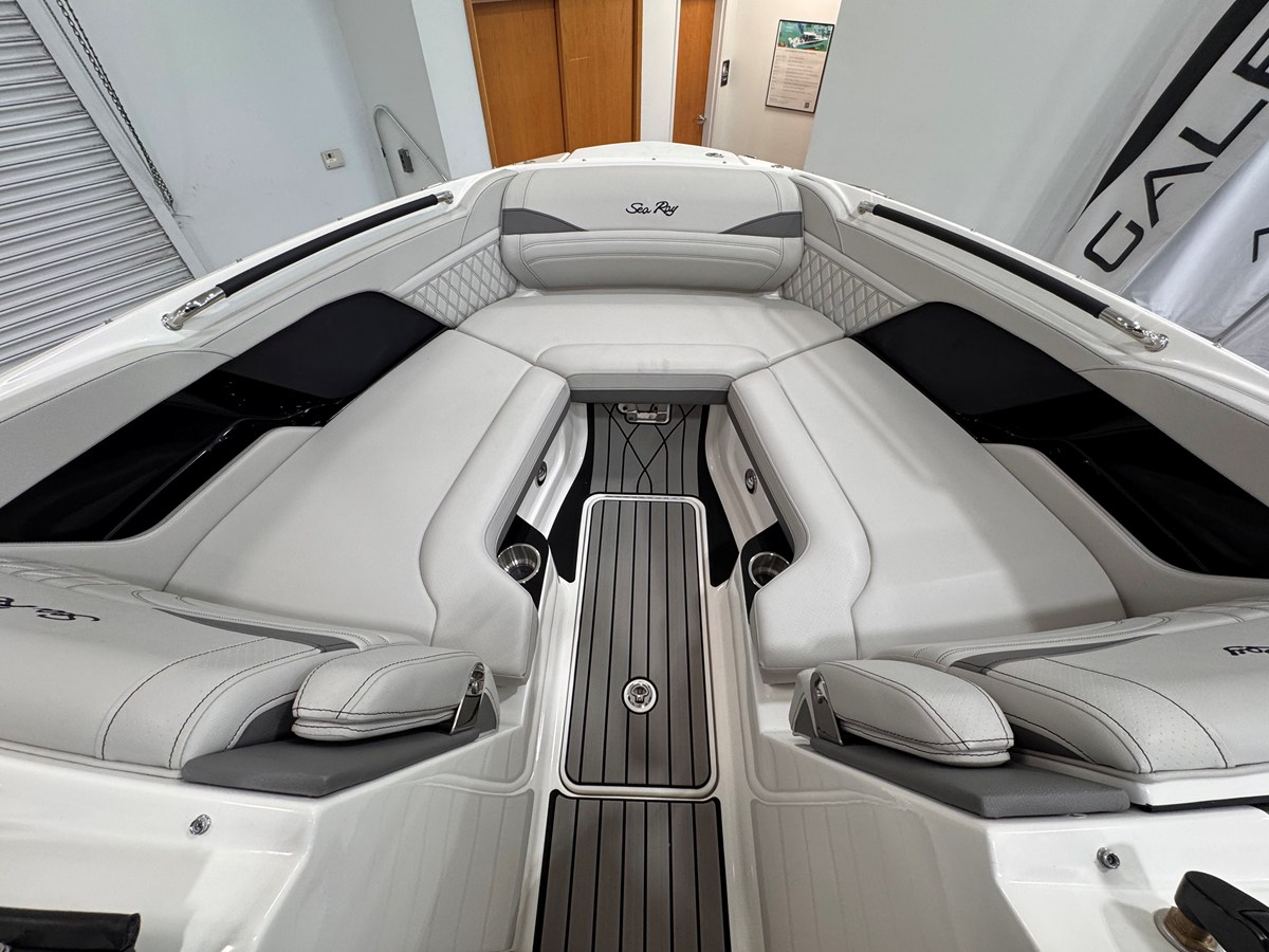 2026 Sea Ray SLX 260 Outboard 18