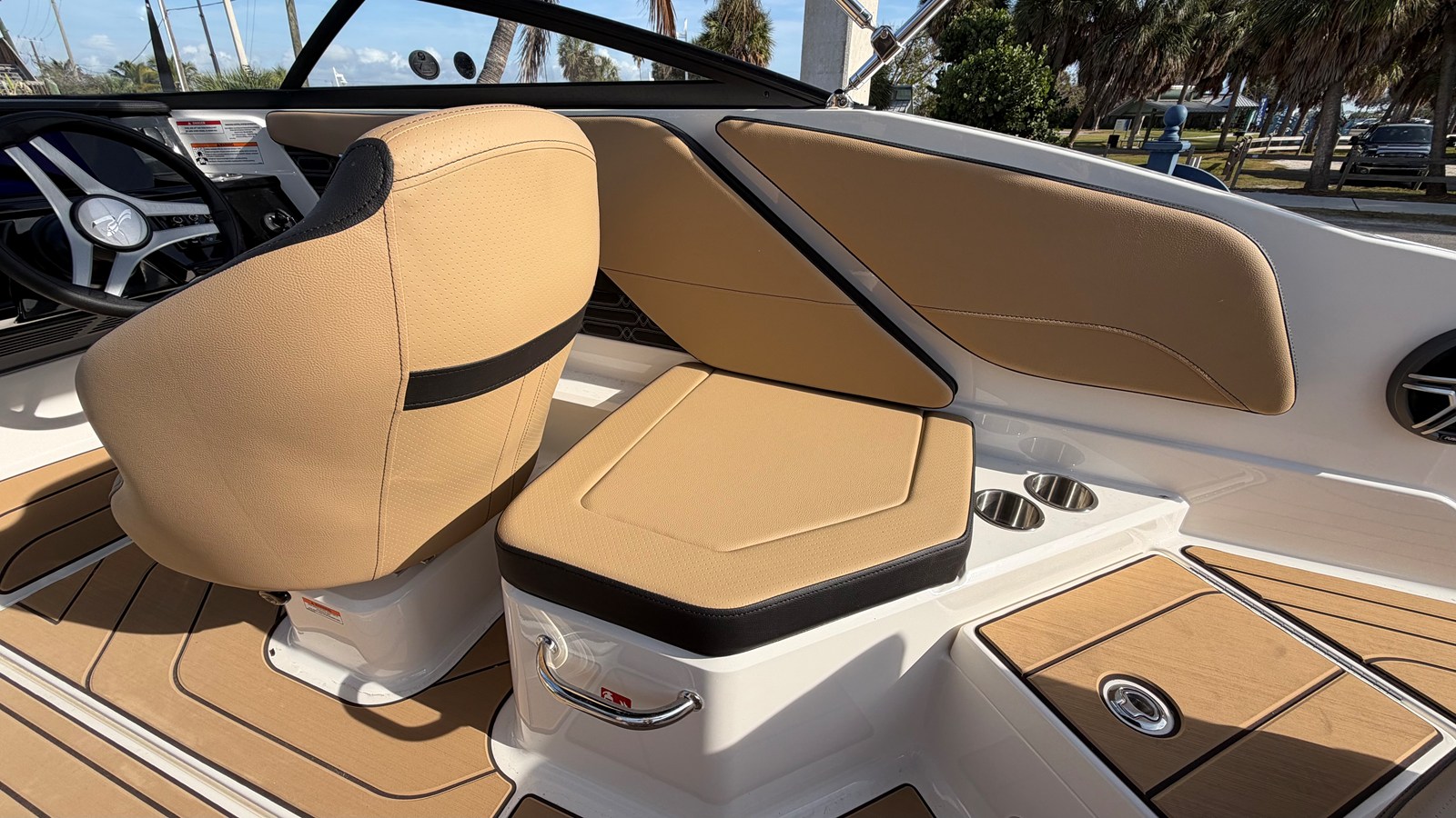 2026 Sea Ray SPX 210 Outboard 9