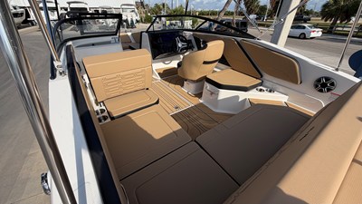 Sea Ray SPX 210 Outboard 4 2026 Sea Ray SPX 210 Outboard 5