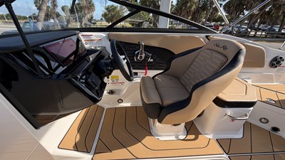2026 Sea Ray SPX 210 Outboard 11