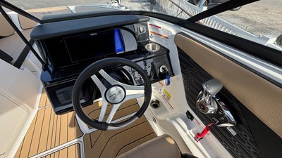 2026 Sea Ray SPX 210 Outboard 14
