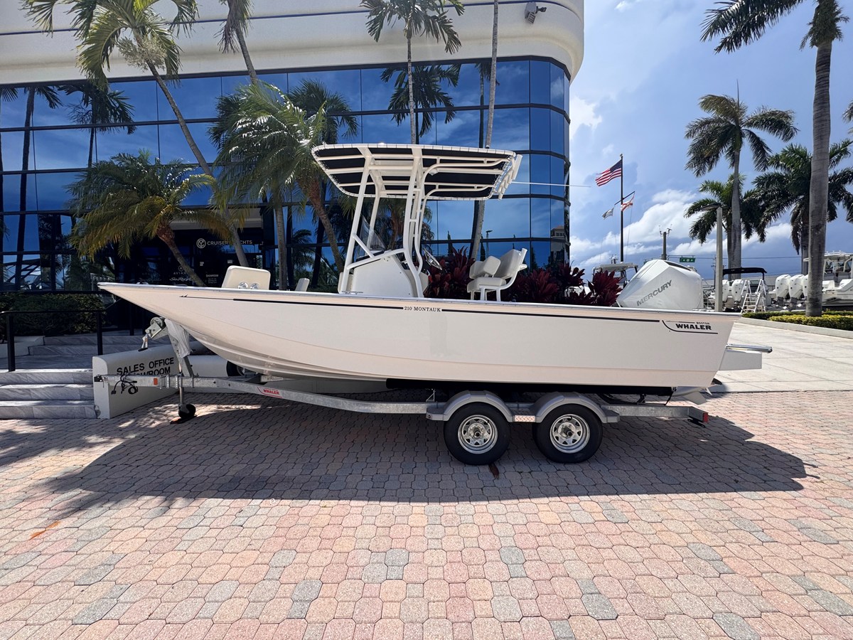 2026 Boston Whaler 210 Montauk 2