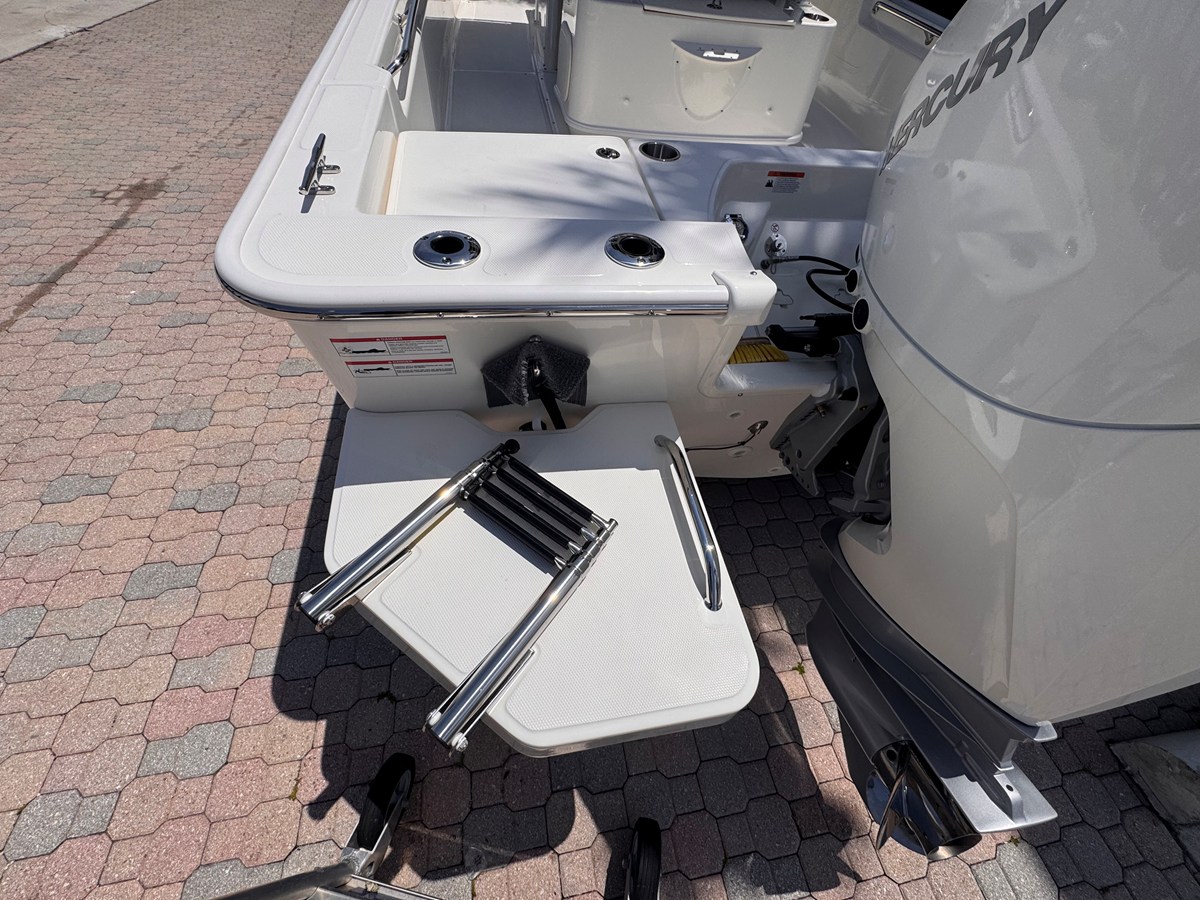 2026 Boston Whaler 210 Montauk 14