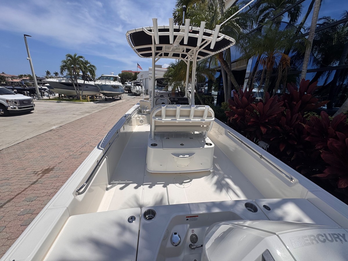 2026 Boston Whaler 210 Montauk 15