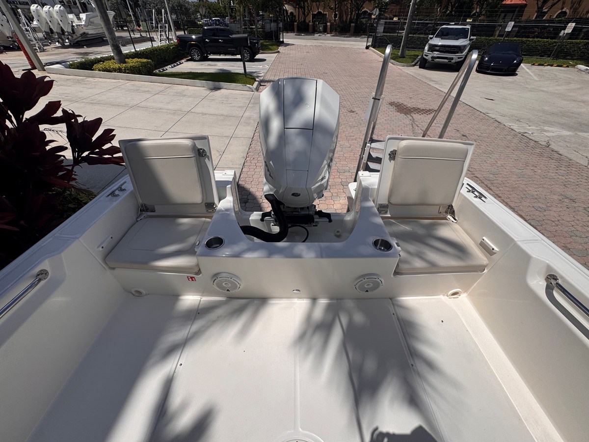 2026 Boston Whaler 210 Montauk 16