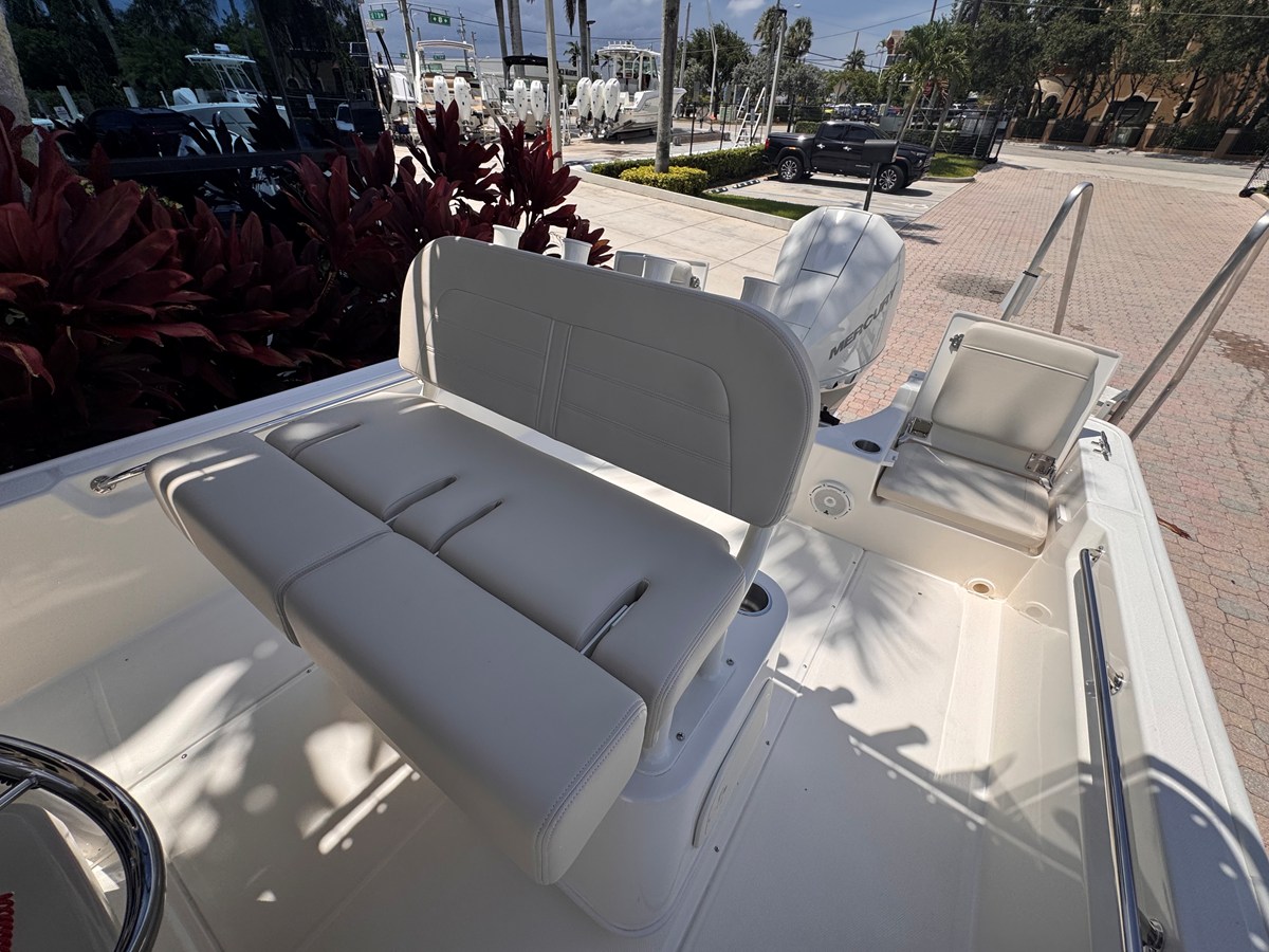 2026 Boston Whaler 210 Montauk 19