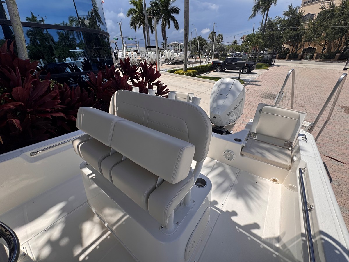 2026 Boston Whaler 210 Montauk 20