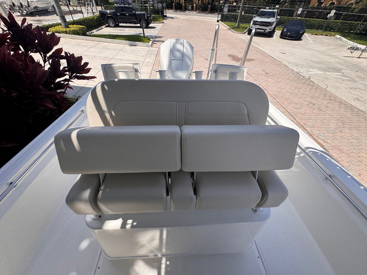 2026 Boston Whaler 210 Montauk 21