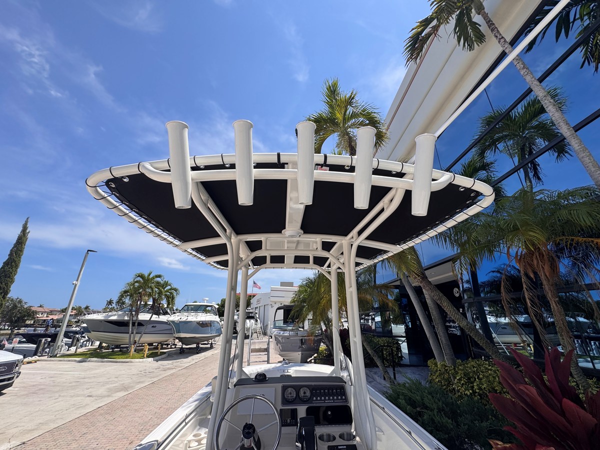 2026 Boston Whaler 210 Montauk 23