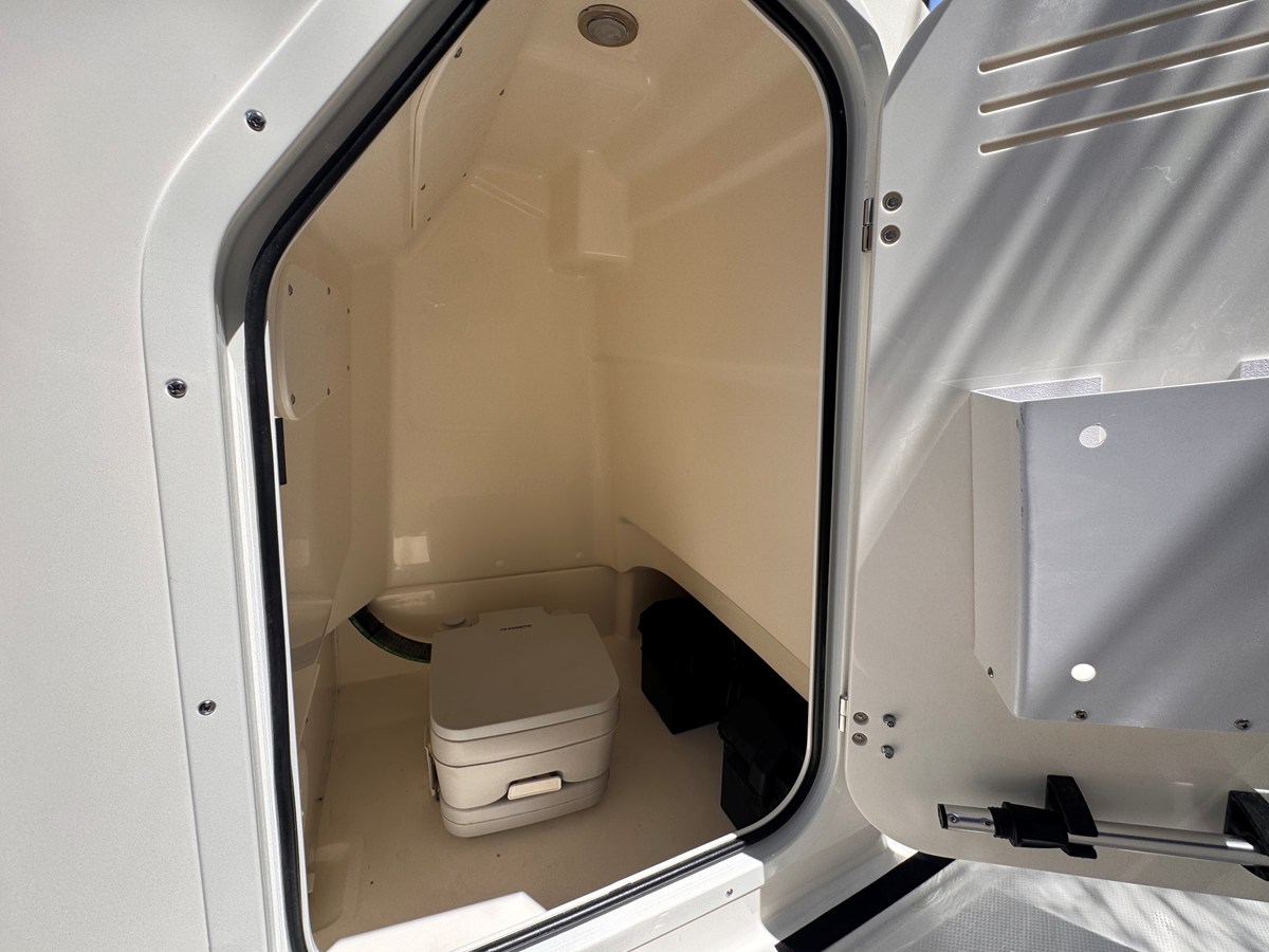 2026 Boston Whaler 210 Montauk 27