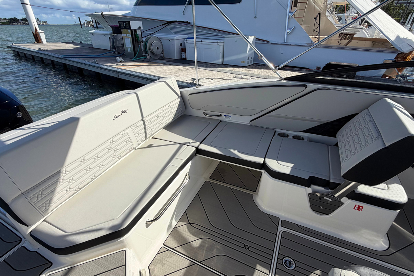 2026 Sea Ray SPX 210 Outboard 8