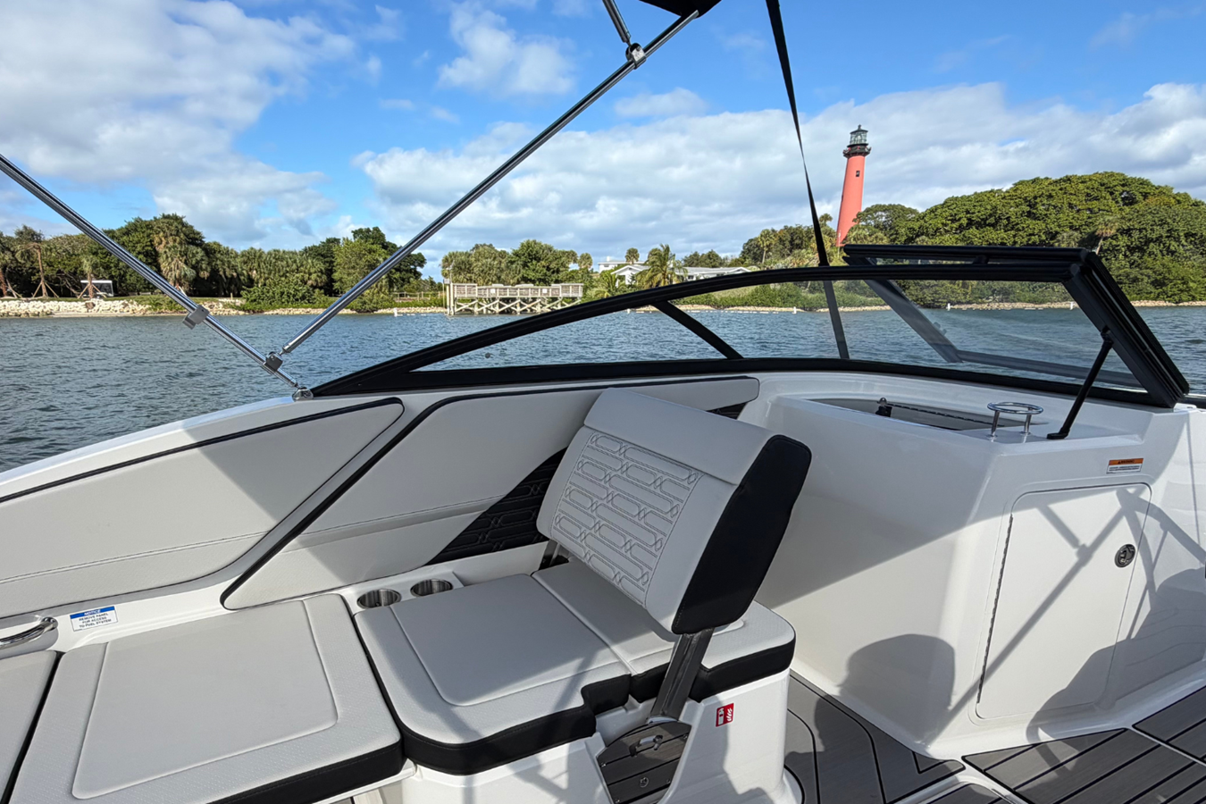 2026 Sea Ray SPX 210 Outboard 9