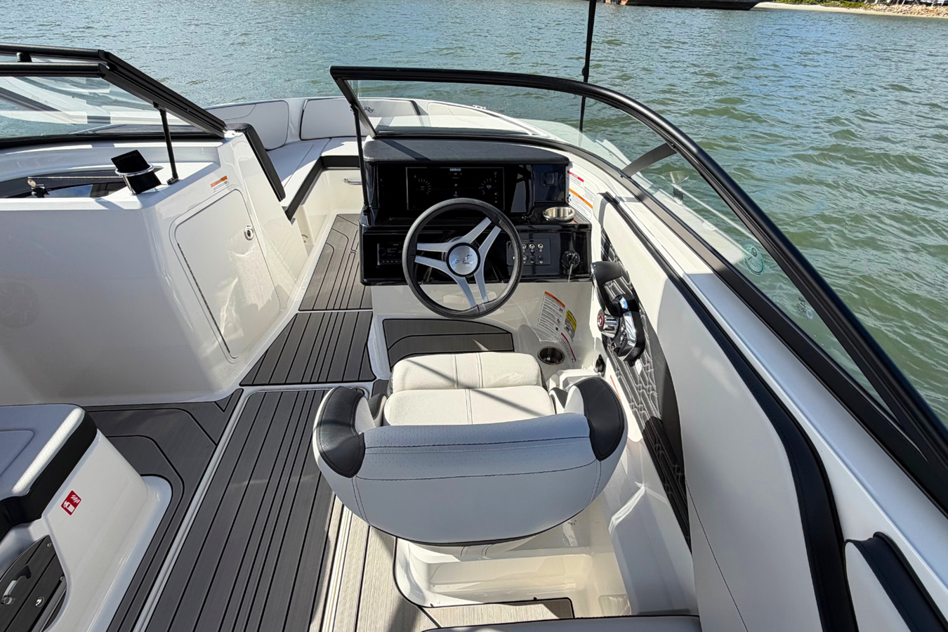 2026 Sea Ray SPX 210 Outboard 10