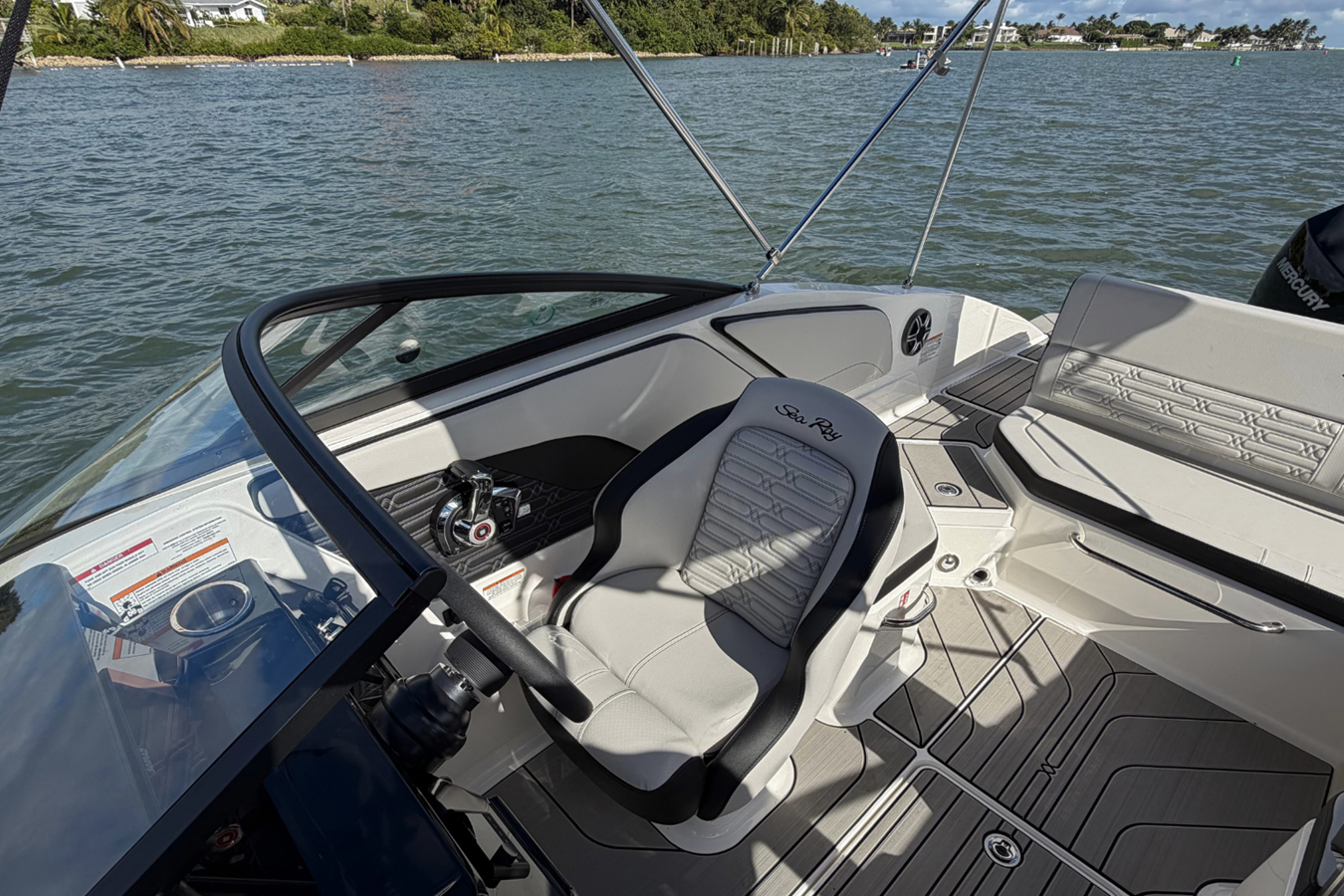 2026 Sea Ray SPX 210 Outboard 13
