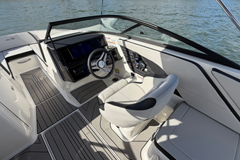 2026 Sea Ray SPX 210 Outboard 11