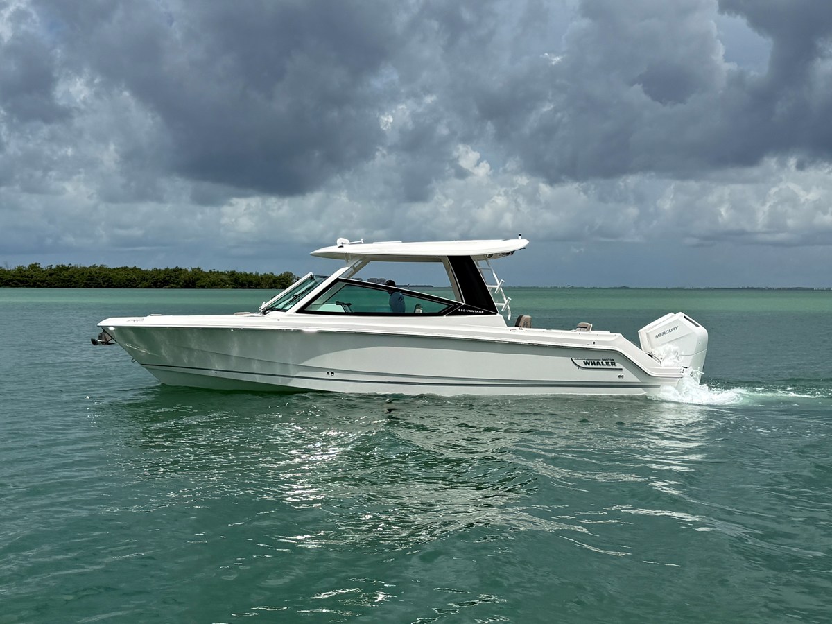 2027 Boston Whaler 330 Vantage 1
