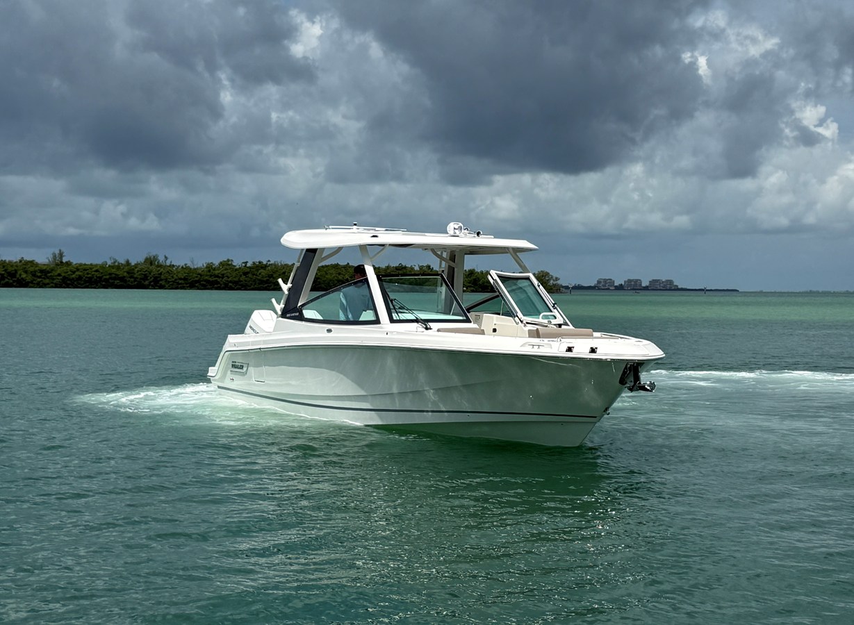 2027 Boston Whaler 330 Vantage 3