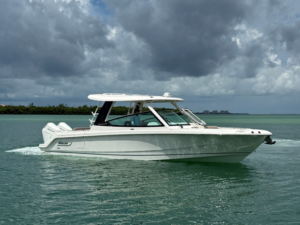 2027 Boston Whaler 330 Vantage 4