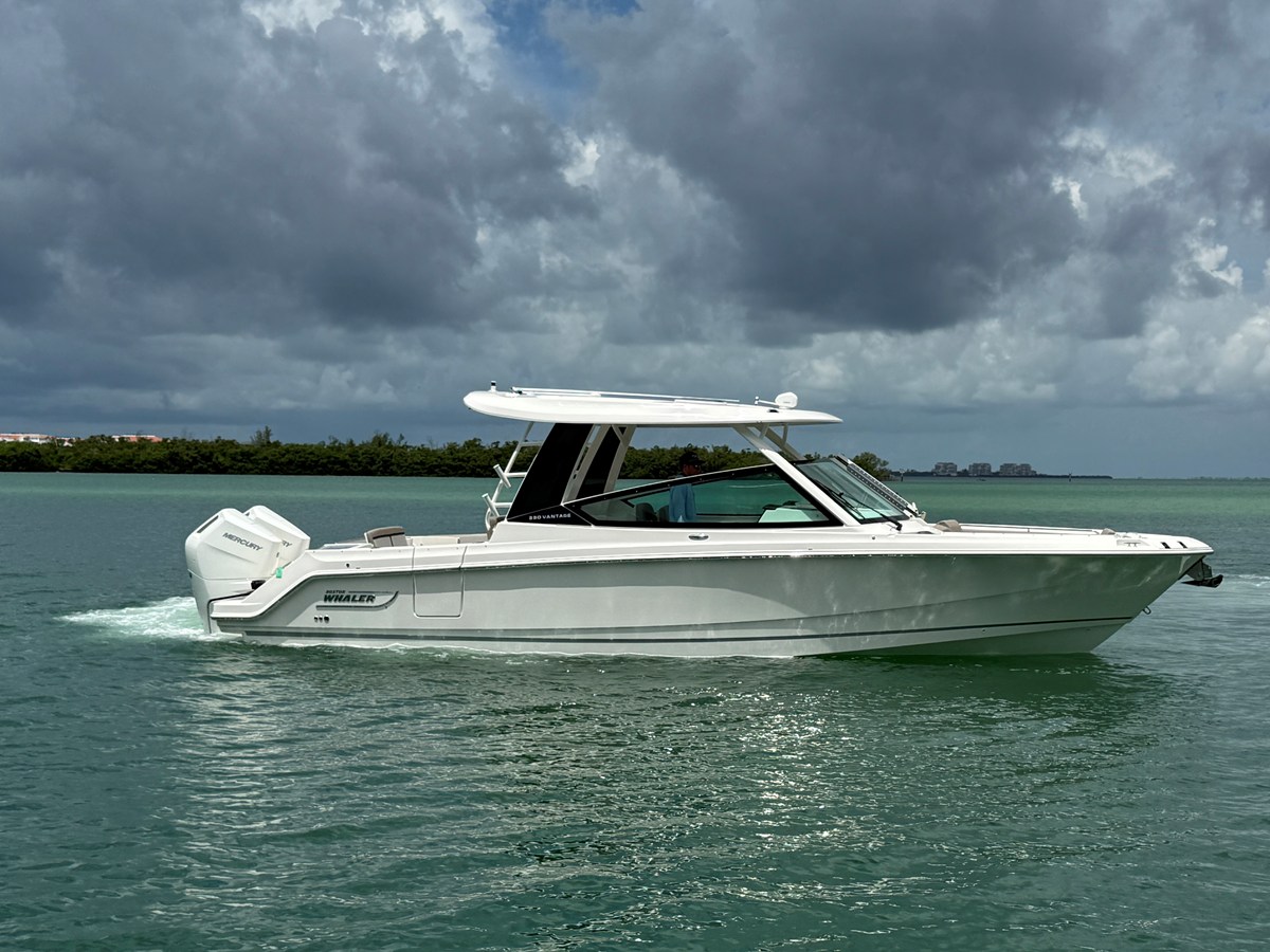 2027 Boston Whaler 330 Vantage 5